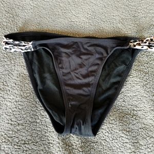 Black swimsuit bottom, size M, Xhiliration